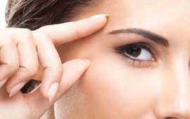 implants de sourcils femme