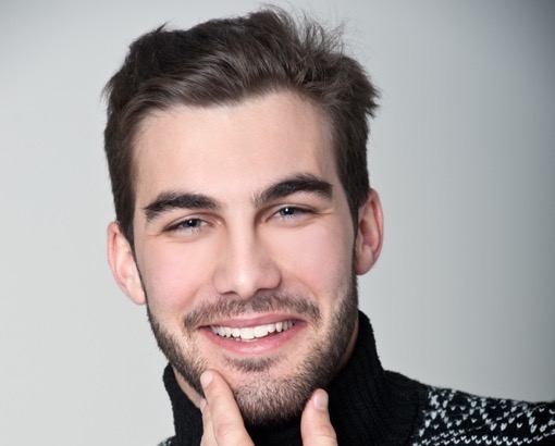 Portrait d'un homme souriant mesotherapie et LED pour traiter l'alopécie