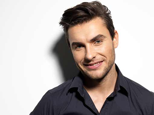 portrait d'un homme souriant avec une belle ligne capillaire La consultation DHI France: apprendre à vous connaître