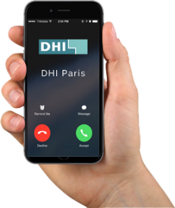 une main tient Iphone avec DHI site sur l'écran