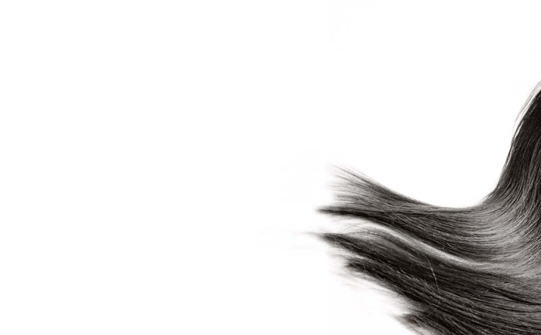 Pour être brillants, denses et en bonne santé, les cheveux sont comme nous, ils sont besoin d’eau et de nourriture. Grâce à un cocktail biostimulant, on va apporter les nutriments nécessaires à leur croissance.